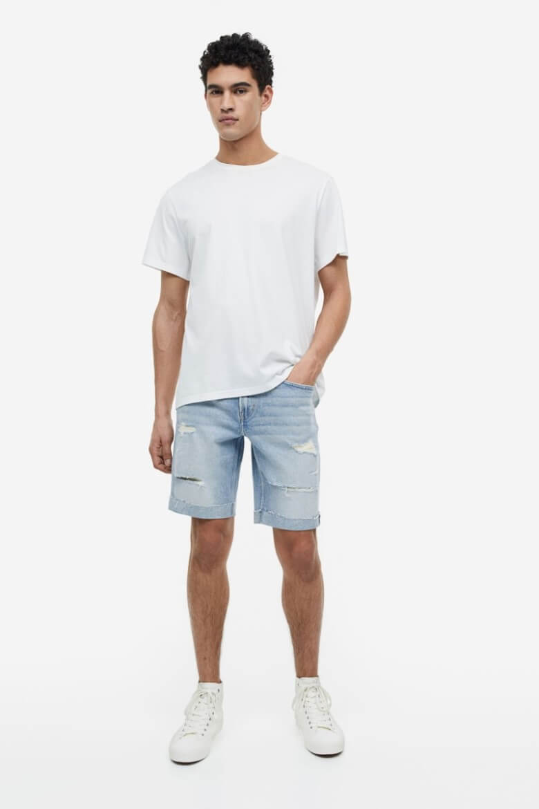 Trage stylische Jeans-Shorts im Sommer 2024