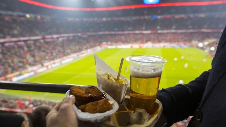 Bratwurst und Bier gehören zum Stadionbesuch