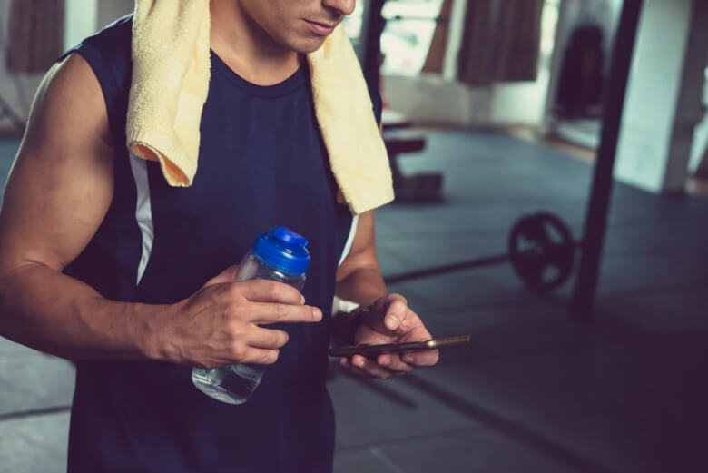 Lege das Handy im Gym möglichst weg